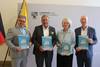 LpB-Direktor Maik Reichel, Landtagspräsident Dr. Gunnar Schellenberger, Landeswahlleiterin Christa Dieckmann und Landesbehindertenbeauftragter Dr. Christian Walbrach (v.l.n.r.) präsentieren die neue Broschüre zur Landtagswahl 2026 in Leichter Sprache.