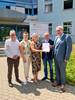 V.l.n.r.: Christoph Hansel (Geschäftsführer Infra Zeitz), Alexandra Thöle und Nicole Scholz (Klim-Bim Flohmarkt), Mark Fischer (Bürgermeister der Gemeinde Elsteraue), Götz Ulrich (Landrat Burgenlandkreis