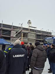 THW Naumburg Richtfest am Neubau © Pressestelle Burgenlandkreis Richtfest THW Neubau Naumburg – Landrat und Gäste vor dem Rohbau mit Richtkranz