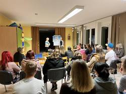 Elternabend in der Kita Karsdorf © Pressestelle Burgenlandkreis Der Fachbereich Gesundheitsförderung und Prävention des Gesundheitsamtes führte in der Kindertagesstätte Karsdorf am 30.10.2024 einen Elternabend zum Thema „Gesund essen im Kitaalter“ durch.