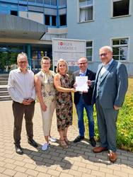 V.l.n.r.: Christoph Hansel (Geschäftsführer Infra Zeitz), Alexandra Thöle und Nicole Scholz (Klim-Bim Flohmarkt), Mark Fischer (Bürgermeister der Gemeinde Elsteraue), Götz Ulrich (Landrat Burgenlandkreis