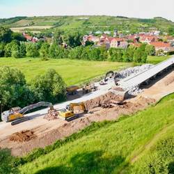 Die Unstrut-Brücke bei Karsdorf wird abgerissen und durch einen Neubau ersetzt..