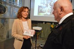Die stellvertretende Landrätin Dr. Ariane Körner übergibt einen Spendenscheck an den Kultur- und Heimatverein von Großgestewitz