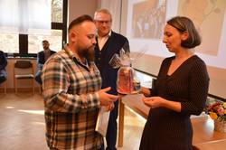 Kursteilnehmer Tobias Hotzelmann aus Hohenmölsen bei der Zertifikatübergabe mit Landrat Götz Ulrich und Kursleiterin Ute Saring