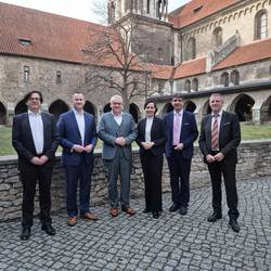 Landräte aus Sachsen, Sachsen-Anhalt und Thüringen beraten in Naumburg zur Finanzlage der Landkreise und fordern strukturelle Entlastungen.