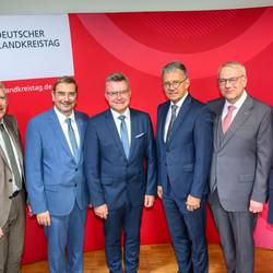 Das Präsidium des deutschen Landkreistages (v.l.n.r.): Patrik Lauer, Sven Ambrosy, Dr. Achim Brötel, Thomas Karmasin und Götz Ulrich sowie Hauptgeschäftsführer Dr. Kay Ruge.