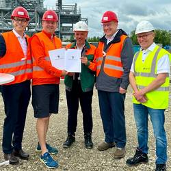 Dr. Fritz Georg von Graevenitz, CEO CE Biobased Chemicals, Ministerpräsident Sven Schulze, Infra-Zeitz-Geschäftsführer Christoph Hansel, Landrat Götz Ulrich und Mark Fischer, Bürgermeister der Gemeinde Elsteraue, bei der Fördermittelübergabe