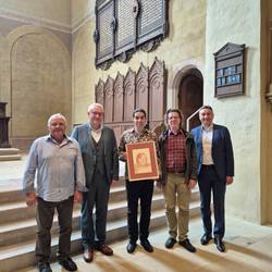 Hilmar Panse, Bürgermeister von Goseck, Landrat Götz Ulrich, Vorjahrespreisträger Robert Weinkauf, Thomas Fritzsch, Sonderbotschafter des Burgenlandkreises, und Mario Kerner, Vorstandsvorsitzender der Sparkasse Burgenlandkreis (v.l.) bei der Bekanntgabe des diesjährigen Biller-Preisträgers im Schloss Goseck.