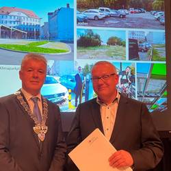 Bild Robby Risch recht und Landrat Götz Ulrich Verabschiedung Robby Risch