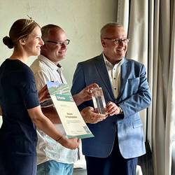 Landrat Götz Ulrich überreicht Ehrenpreis an Marcel Schulze © Pressestelle Burgenlandkreis landrat götz ulrich überreicht ehrenpreis an marcel schulze