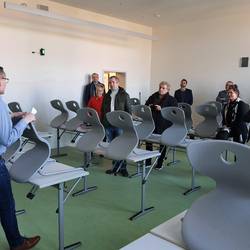 Kreistagsmitglieder begutachten Bauerfolge der Weißenfelser Neustadtschule 20230316 135237