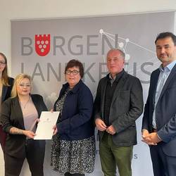 Fördermittelübergabe von Frau Grimm-Benne an das örtliche Teilhabemanagement © Pressestelle Burgenlandkreis Mit 1,05 Millionen Euro setzt das Land im Burgenlandkreis ein starkes Zeichen für Menschen mit Behinderungen. Sozialministerin Petra Grimm-Benne überreichte heute den Zuwendungsbescheid an Robert Aßmann, Bildungs- und Sozialdezernent des Burgenlandkreises. Grimm-Benne betonte die entscheidende Rolle der Kommunen bei der Verwirklichung der Rechte von Menschen mit Behinderungen. Inklusion ist eine gemeinsame Aufgabe von Politik, Verwaltung und Handelnden, denn sie profitiert uns alle. Unser Ziel? Eine barrierefreie Infrastruktur und wohnortnahe Teilhabesicherung. Dieses Förderprogramm soll die Umsetzung der UN-Behindertenrechtskonvention auf lokaler Ebene fördern und einen inklusiven Sozialraum schaffen. Wir setzen auf nachhaltige und innovative Maßnahmen für die Teilhabesicherung und tragen dazu bei, dass die Europäische Union und das Land Sachsen-Anhalt dies als vorrangige Aufgabe ansehen. Um unsere Gemeinden in Sachsen-Anhalt zu unterstützen, können sie örtliche Teilhabemanagerinnen und -manager einstellen. Diese Experten arbeiten daran, die Teilhabe von Menschen mit Behinderungen zu organisieren und umzusetzen. Mit dieser Förderung bringen wir die Idee eines inklusiven Gemeinwesens im Burgenlandkreis voran, um sicherzustellen, dass jeder ein barrierefreies Lebensumfeld gestalten und nutzen kann. Wir analysieren vor Ort die Bedingungen und setzen konkrete Maßnahmen und Aktionspläne zur Umsetzung der Behindertenrechtskonvention um, gemeinsam mit bestehenden Netzwerken.