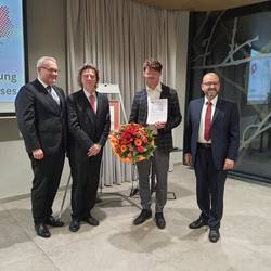 Landrat Götz Ulrich, Thomas Fritzsch, Preisträger Philipp Baumgarten und Kreistagsvorsitzender Andy Haugk (v.l. nach r.) © Pressestelle Burgenlandkreis christoph biller preis 2023