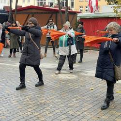 Eine Performance mit orangefarbenen Regenschirmen wurde passend zur Kampagne aufgeführt, um betroffenen Frauen und Mädchen Mut zu machen. © Pressestelle des Burgenlandkreises nein zu gewalt gegen frauen