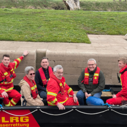 Staatssekretär Thomas Wünsch und Landrat Götz Ulrich im Boot der DLRG für erste Schleusung in diesem Jahr