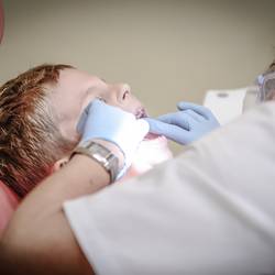 dentist 428646 1280 © Bild von Michal Jarmoluk auf Pixabay