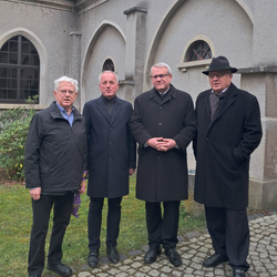 Letzte Ehre erwiesen: Gemeinsam mit den Altlandräten Dr. Johannes Kreis, Rüdiger Erben und Harri Reiche (v.l.n.r.) hat Landrat Götz Ulrich heute dem verstorbenen Altlandrat Dr. Jürgen Dube die letzte Ehre erwiesen. © Pressestelle Burgenlandkreis Landrat Götz Ulrich steht gemeinsam mit den Altlandräten Dr. Johannes Kreis, Rüdiger Erben und Harri Reiche nebeneinander, um dem verstorbenen Altlandrat Dr. Jürgen Dube die letzte Ehre zu erweisen. Die Aufnahme symbolisiert den gemeinsamen Abschied und die Wertschätzung für Dr. Dube, der als ehemaliger Landrat des Alt-Landkreises Naumburg maßgeblich an der Kommunalpolitik nach der Wende beteiligt war.