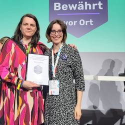 Auszeichnung Migrationsagentur © Migrationsagentur Burgenlandkreis Susanne Neupert (l.) und Anna Lena Hemmer sind Integrationskoordinatorinnen in der Migrationsagentur Burgenlandkreis