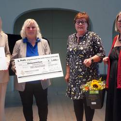 Von links nach rechts: Staatsministerin Natalie Pawlik, Beauftragte der Bundesregierung für Migration, Flüchtlinge und Integration sowie für Antirassismus; Katja Hahnemann von der Firma Henglein mit dem Sieger-Scheck; Sachsen-Anhalts Integrationsministerin Petra Grimm-Benne; Staatssekretärin Susi Möbbeck, Integrationsbeauftragte der Landesregierung – bei der Verleihung des Integrationspreises Sachsen-Anhalt 2025 in Halle.