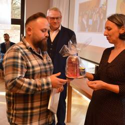 Kursteilnehmer Tobias Hotzelmann aus Hohenmölsen bei der Zertifikatübergabe mit Landrat Götz Ulrich und Kursleiterin Ute Saring