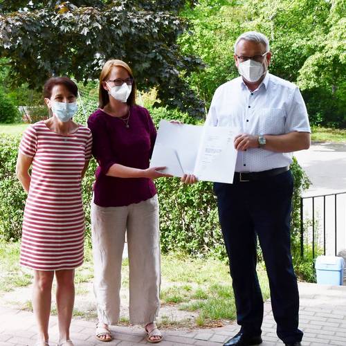 KITA-Leiterin Katrin Fuhrmann (links) und Julia Fichtner, Stellvertretende des Gemeindekirchenrates (Mitte) zusammen mit Landrat Götz Ulrich DSC 9771 (1024x856)
