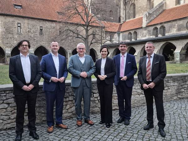 Landräte aus Sachsen, Sachsen-Anhalt und Thüringen beraten in Naumburg zur Finanzlage der Landkreise und fordern strukturelle Entlastungen.