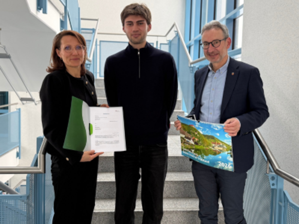 Übergabe des Stipendienvertrages © Pressestelle Burgenlandkreis Übergabe des Stipendienvertrages durch die stellvertretende Landrätin Dr. Ariane Körner an Henri Hinninger.