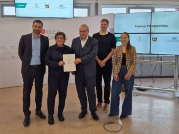 Bescheidübergabe durch Ministerin Petra Grimm-Benne © Pressestelle Burgenlandkreis design ohne titel 2