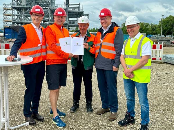 Dr. Fritz Georg von Graevenitz, CEO CE Biobased Chemicals, Ministerpräsident Sven Schulze, Infra-Zeitz-Geschäftsführer Christoph Hansel, Landrat Götz Ulrich und Mark Fischer, Bürgermeister der Gemeinde Elsteraue, bei der Fördermittelübergabe