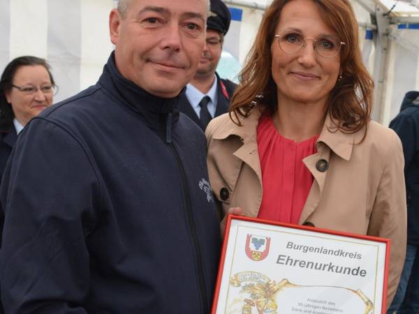 Ortswehrleiter Mario Bonczyk und die stellvertretende Landrätin Dr. Ariane Körner