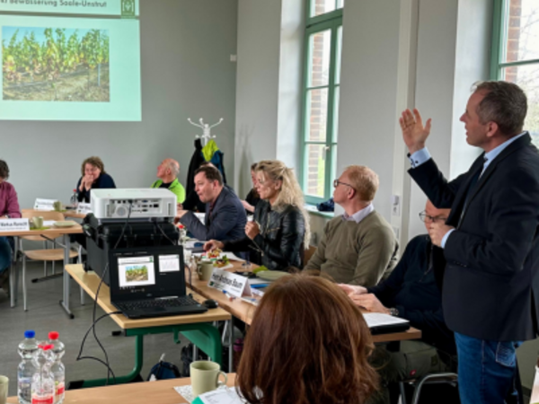 Geschäftsführer der Winzervereinigung  Hans Albrecht Zieger erklärt das Projekt Bewässerung in der Saale-Unstrut Region den am Dialog teilnehmenden Landwirtinnen und Landwirten, sowie den Vertretern aus der Verwaltung