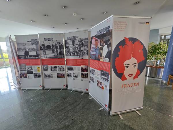 Ausstellung Rolle der Frau im geteilten Deutschland im SRH Klinikum Zeitz