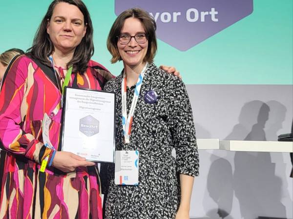 Susanne Neupert (l.) und Anna Lena Hemmer sind Integrationskoordinatorinnen in der Migrationsagentur Burgenlandkreis