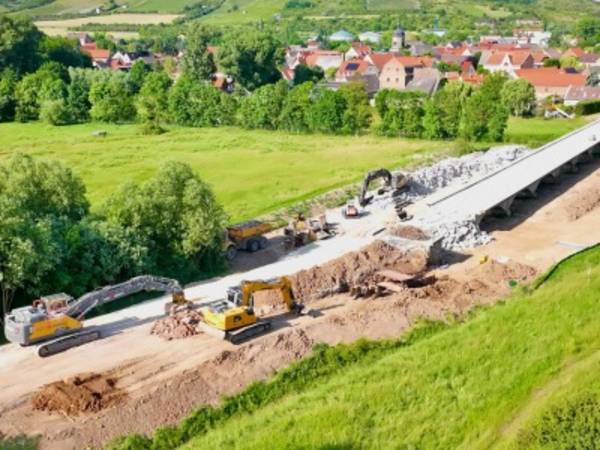 Die Unstrut-Brücke bei Karsdorf wird abgerissen und durch einen Neubau ersetzt..