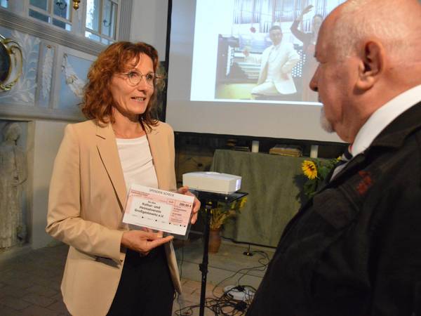 Spende © Pressestelle Burgenlandkreis Die stellvertretende Landrätin Dr. Ariane Körner übergibt einen Spendenscheck an den Kultur- und Heimatverein von Großgestewitz