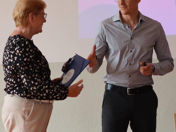 Lesepaten-Mappen © Burgenlandkreis Ehrenamtskoordinator Christian Rößler übergibt eine Lesepaten-Mappe an Lesepatin Anke Bach aus Droyßig.