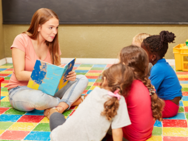 Beispielfoto: Vorlesen © Canva - Robert Kneschke design ohne titel 3