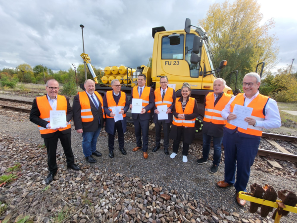 Fördermittelübergabe im Chemie- und Industriepark Zeitz © Pressestelle Burgenlandkreis f rdermittel bergabe infra zeitz