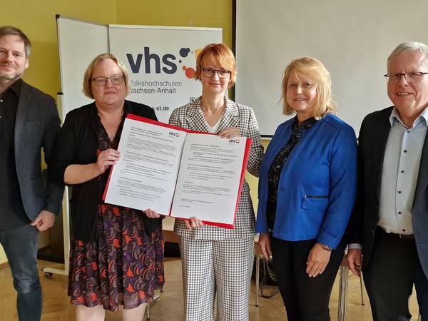 Positionspapier © Landesverband der Volkshochschulen Sachsen-Anhalt e.V. Unterzeichnung Positionspapier Vorstand