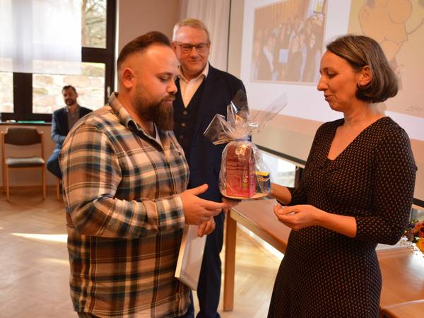 Zertifikatübergabe © Pressestelle Burgenlandkreis Kursteilnehmer Tobias Hotzelmann aus Hohenmölsen bei der Zertifikatübergabe mit Landrat Götz Ulrich und Kursleiterin Ute Saring