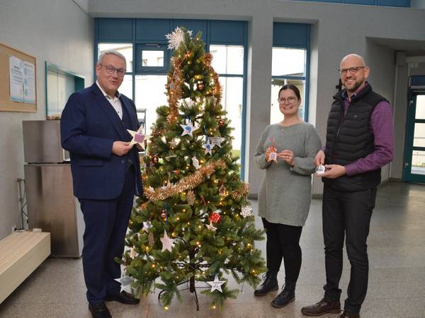 Wünschebaum Naumburg © Pressestelle Burgenlandkreis Landrat Götz Ulrich, Personalratsvorsitzender Ronny Just und Heimleiterin Lisa Stieber (v.l.) stehen an dem Wünschebaum im Landratsamt Naumburg.