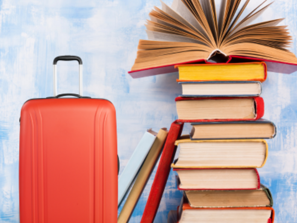 Symbolbild "Bücherkoffer" © Pressestelle Burgenlandkreis Die Aktion „Bücherkoffer“ des Hamburger Vereins coach@school gibt es nun auch im Burgenlandkreis. Das Projekt wird koordiniert vom Bildungsbüro des Amtes für Bildung, Kultur und Sport des Burgenlandkreises und verfolgt das Ziel, die Sprachförderung von Kindern durch Vorlesen in den Familien und Kinderta-gesstätten zu stärken und gleichzeitig Offenheit für die Vielfalt der Weltsprachen zu fördern.